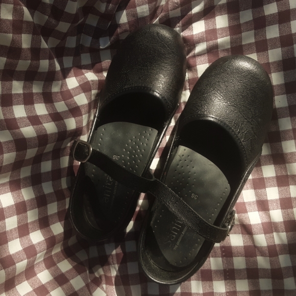 Woman's slip resistant Black Clogs - Picture 6 of 6